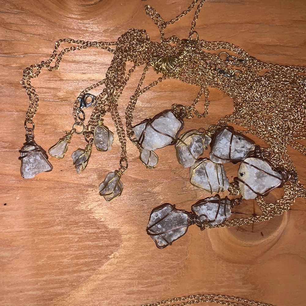 Geo quartz with gold chain